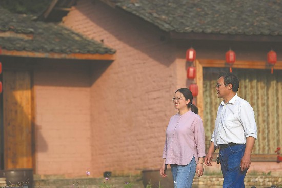 5月16日，葛翔宇来到艾葛山庄民宿，与合伙人李杰边走边愉快地交谈。他们合租了当地6户村民闲置的老房子，投入200多万元将其改造成了精品民宿。