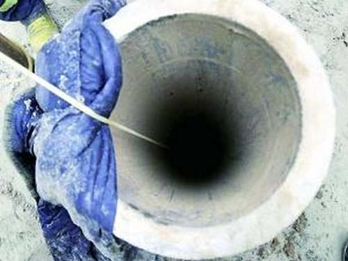 11月8日，数十台挖掘机在井口周围展开救援工作