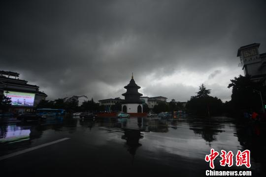 古城扬州遭强降雨乌云笼罩白昼如夜