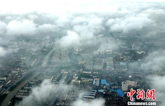 图为古城扬州在雾海之中若隐若现。　孟德龙 摄