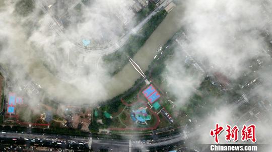 图为秋雨过后的古城扬州现云海景观。　孟德龙 摄
