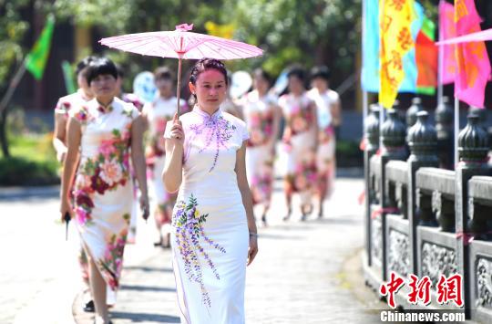 近年来，旗袍收到越来越多中国女性的喜爱。　赵春亮 摄