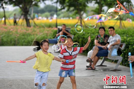 图为小朋友在花海公园玩耍。　吕明　摄