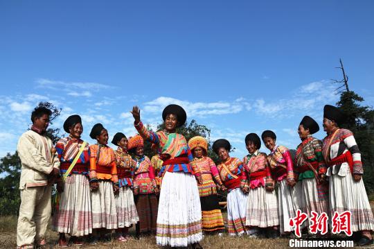 傈僳族人正在唱山歌。　余洋　摄