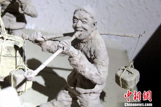 图为泥塑作品《喜迎亲》中送亲人物。　郭惠民　摄