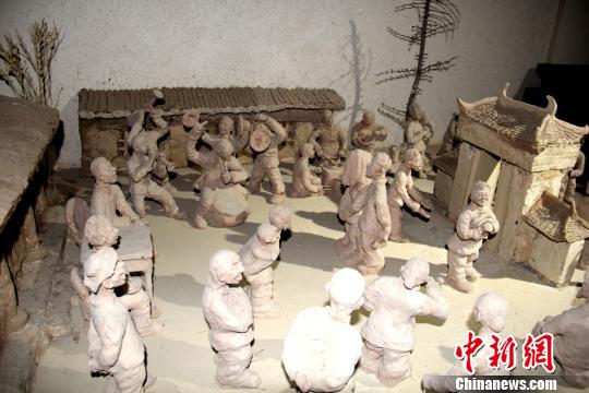 图为泥塑作品《喜迎亲》全景。　郭惠民　摄