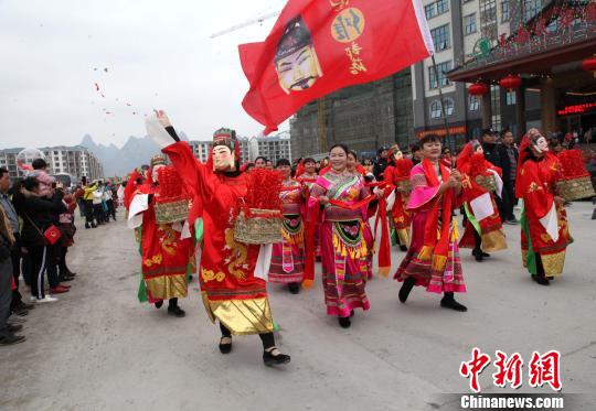广西毛南山乡庆祝成立30周年上演特色民俗巡游