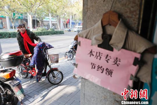 每天都有许多民众会到北京百货商店购买“假领头”。　殷立勤　摄