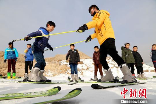 滑雪进课堂 甘肃张掖中小学生体验冰雪运动_大