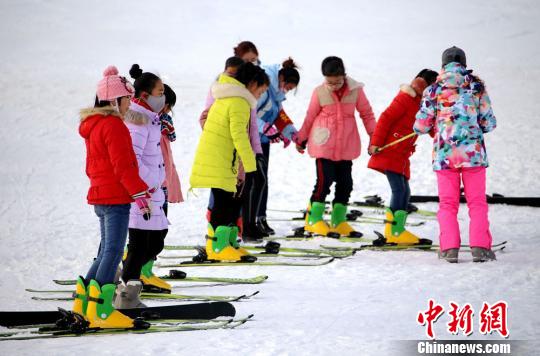 图为中小学生体验滑雪。　张渊　摄