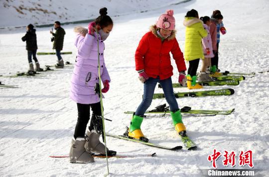 为推广普及青少年冬季冰雪运动，甘肃山丹县采取政府购买公共服务的方式，依托该县佛山滑雪场，开展青少年冰雪运动免费体验及基础运动技能普及活动。　张渊　摄