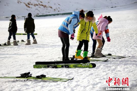 图为中小学生体验滑雪。　张渊　摄