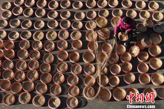 村民正在进行竹编，所编竹篮，相对于漆篮成品，称为“篮胚”。　吕明 摄
