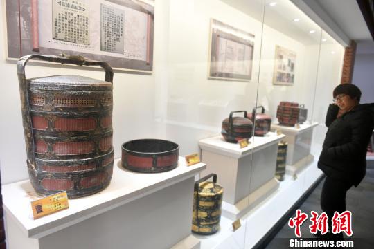 福建省永春县龙水村的漆篮历史文化展示馆中，展示了一百多年来各式各样的漆篮。　吕明 摄
