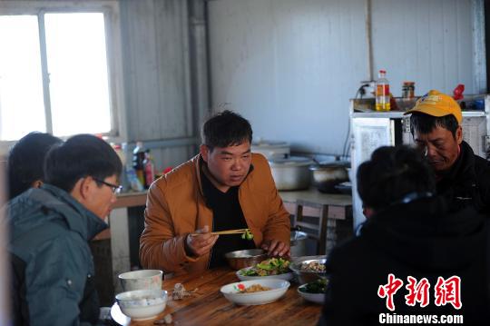 尽管年薪不菲，廖锦柱每天都和工人们一起在公司饭堂用餐。　蒋雪林　摄