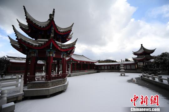 公园里的邀月亭、兰蕙舫、玉皇阁等景观掩映在白雪中。　蔡红文　摄