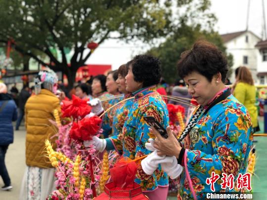 前寺舍村民盛装打扮，带来传统节目表演。　孙权　摄