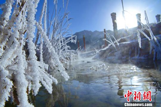 图为河面上的霜花。　武雪峰 摄