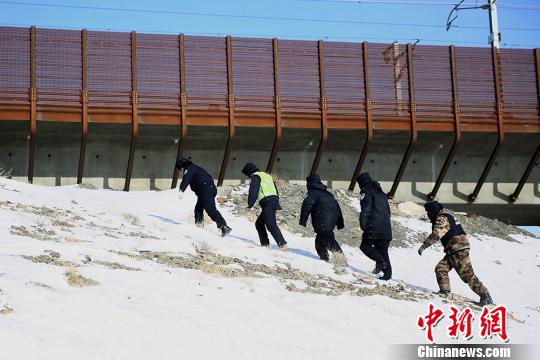新疆铁警冒严寒大风巡线保高铁线路运行安全