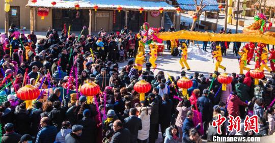 2月4日，正值中国农历立春时节，甘肃古郡敦煌民众纷纷走出家门，参与互动传统民俗“打春牛”活动。　王斌银　摄