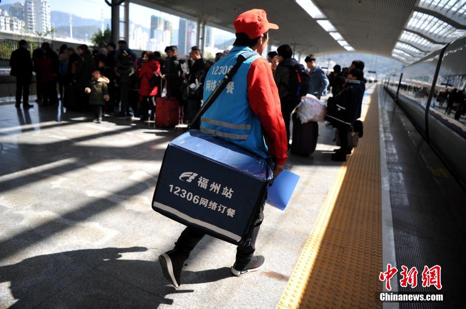 福州火车站里的外卖小哥