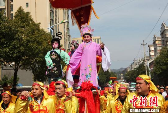 “装故事”队伍走街串巷。　通讯员 朱桂花 摄