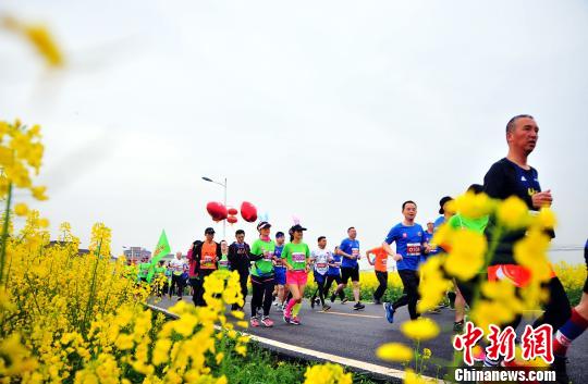 花海里奔跑！航拍江西瑞昌国际乡村马拉松赛