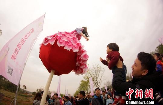 为吸引人气，景区在当天开展“樱花女王”海选活动，身着奇异装束的“粉红女郎”为活动添彩。　王昊阳　摄