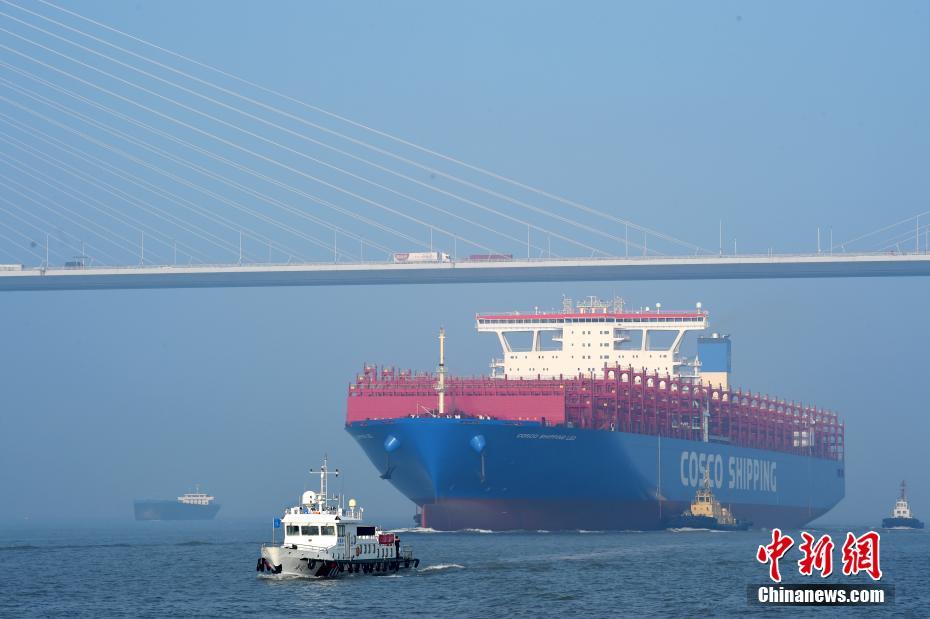 400米长集装箱船江苏试航 甲板面积超4个足球