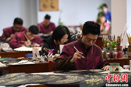 杭州王星记百年传承发扬“千年扇艺”