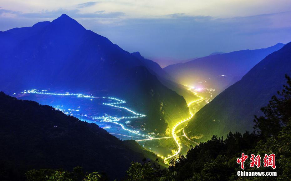 湖北兴山三峡水上公路夜色阑珊