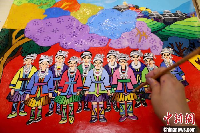 侗族妇女的画作色彩鲜艳明快。　龚普康 摄