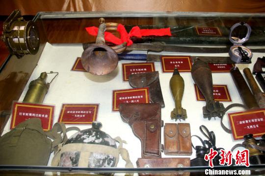 图为展馆展出田军珍藏的解放前的电话机、望远镜、水壶等物件。　郭惠民　摄