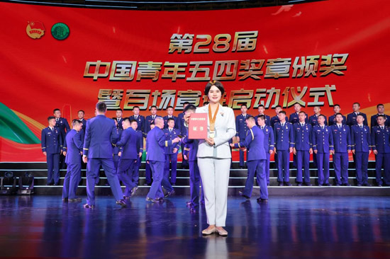 李春燕在北京领奖现场。