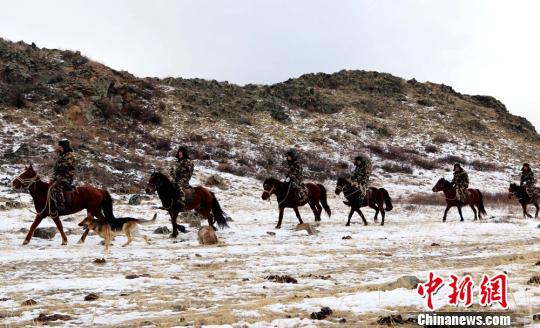 牧民转场季新疆边防官兵加强边境巡查