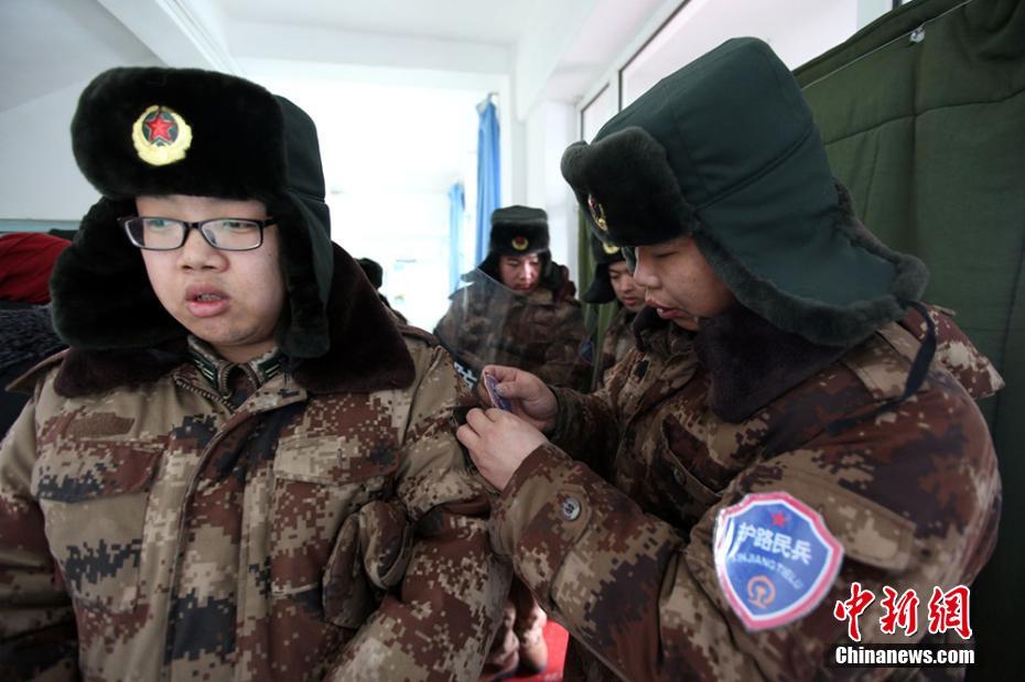 新疆兵团护路民兵寒冬巡逻阿拉山口铁路线