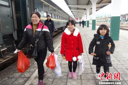 图为一位妈妈带着两个女儿，高高兴兴回家。　黄岳云 摄
