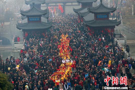 安徽全椒人山人海“走太平”共祈福