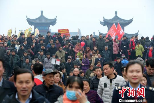 民众举家携口参与活动，共祈福。　许丛军　摄