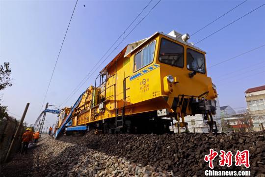 铁路大型养路机械RM80型清筛机在丰城至谭岗铁路区间进行线路清筛施工作业。　汪翰 摄