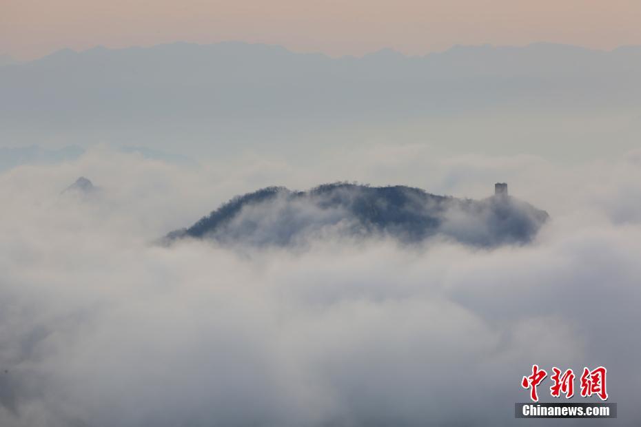 北京慕田峪古长城云海翻腾美景