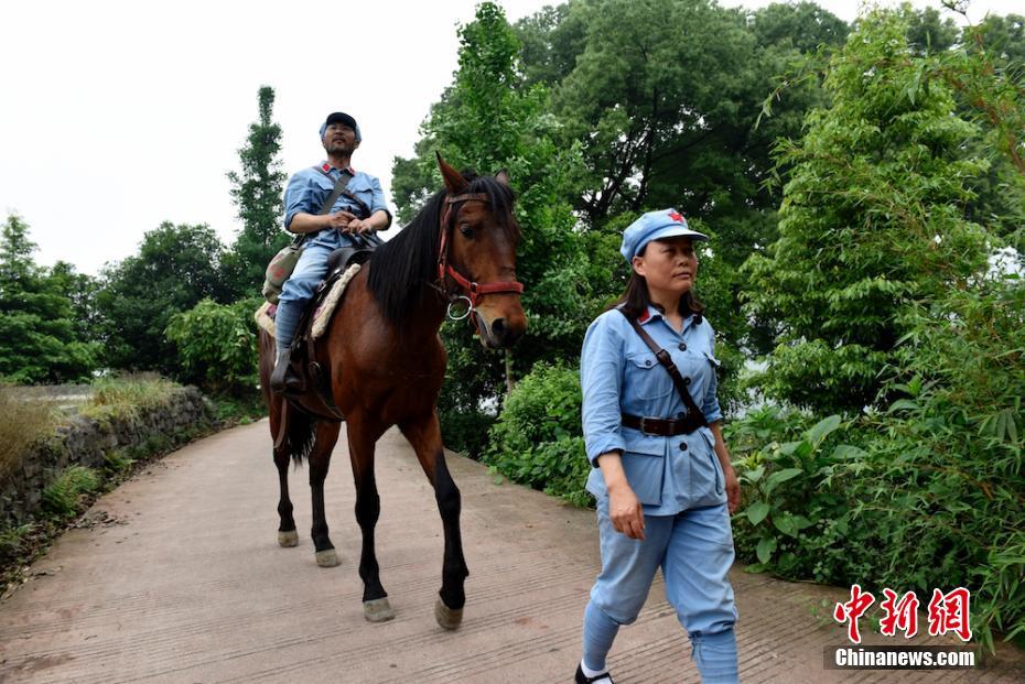 贵州一对夫妇骑马重走长征路计划历时一年走完全程