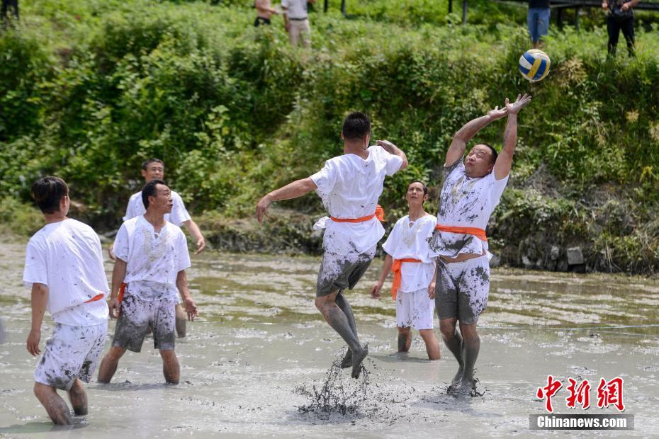农民们在泥地进行排球赛.杨华峰 摄