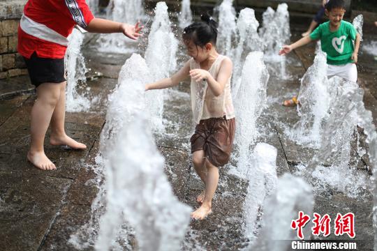 南京娃娃街頭戲水找涼快