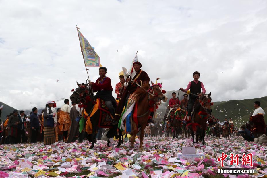 藏族民众骑马祭祀嘎多觉吾神山祈福国泰民安
