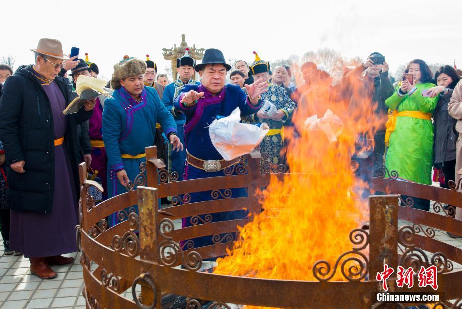 呼和浩特蒙古族群众祭火迎新春