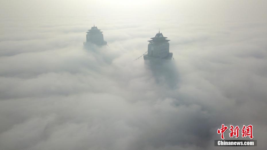 大年三十江苏扬州现平流雾美景